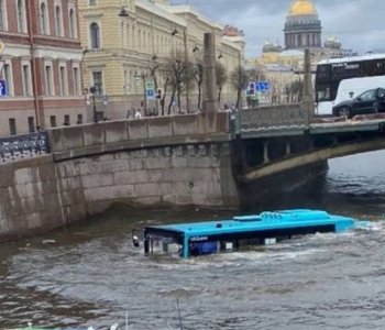 Rusiyada sərnişin avtobusu çaya düşüb, bir nəfər həyatını itirib