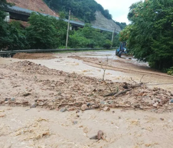 Yollar Departamenti - Güclü yağış nəticəsində Rikoti aşırımında torpaq sürüşməsi nəqliyyatın hərəkətində məhdudiyyətlərə səbəb olub
