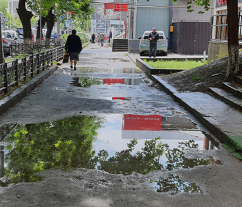Ռուսթավելի փողոցում  անձրևից  ջրով լցված մայթերը․- Լուսանկարներ