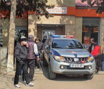 Marneulidə bankların yanında polislər durur (FOTO/VİDEO)